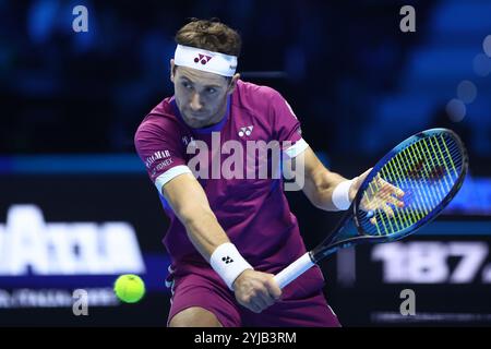 Turin, Italie. 13 novembre 2024. Casper Ruud, de Norvège, en action lors du match en simple Round Robin entre Alexander Zverev, d'Allemagne, et Casper Ruud, de Norvège, le quatrième jour de la finale du Nitto ATP World Tour. Crédit : Marco Canoniero/Alamy Live News Banque D'Images