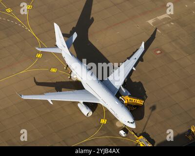 Il s'agit du T-060, un Airbus A330 Multi Role Tanker transport (MRTT) de la multinationale MRTT Fleet (MMF) de l'OTAN. C'est un avion-citerne qui peut transporter 138 000 litres de kérosène pour ravitailler un avion aéroporté. Il est également utilisé comme avion de transport. L'avion est basé à l'aéroport d'Eindhoven. pays-bas hors service - belgique hors service Banque D'Images