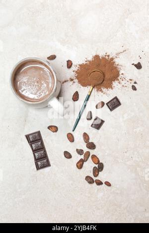 Cacao dans différentes présentations, boisson chaude, haricots, poudre et barre de chocolat Banque D'Images