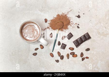 Cacao dans différentes présentations, boisson chaude, haricots, poudre et barre de chocolat Banque D'Images