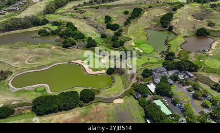 Une photographie aérienne montrant un terrain de golf situé à Maurice, complètement entouré par l'eau. Banque D'Images