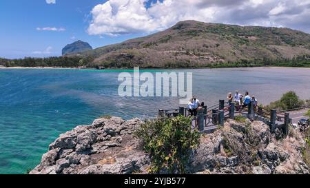 Un groupe d'individus se tient au sommet d'une falaise à Maurice, admirant la vue aérienne à couper le souffle du paysage naturel. Banque D'Images