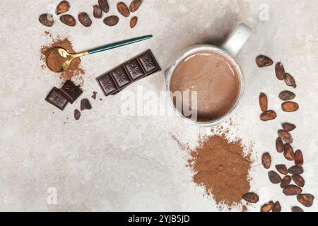 Cacao dans différentes présentations, boisson chaude, haricots, poudre et barre de chocolat Banque D'Images