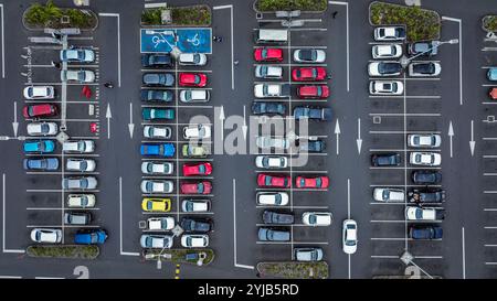 Photographie aérienne montrant un grand parking rempli de nombreuses voitures stationnées. Banque D'Images