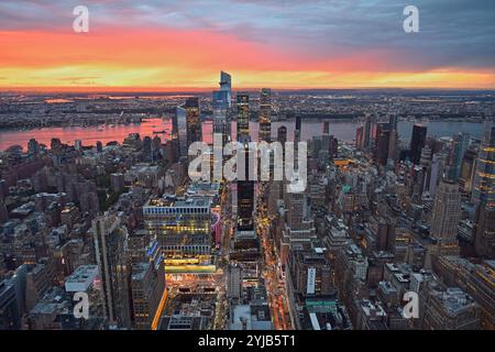 Coucher de soleil vibrant sur les gratte-ciel de New York avec Hudson Yards Banque D'Images