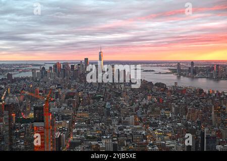 Horizon de New York au coucher du soleil avec One World Trade Center Banque D'Images