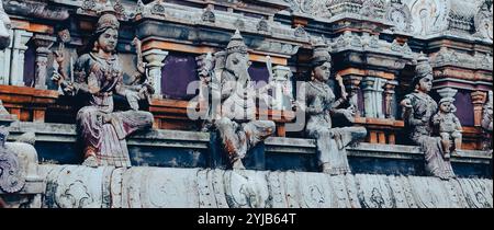 Une collection de statues positionnées à l'extérieur d'un temple indien à Maurice. Banque D'Images