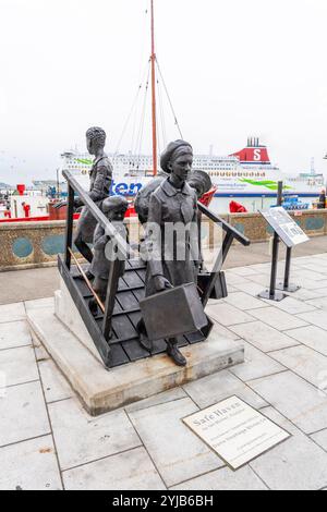 Le mémorial de Safe Haven commémore l'arrivée d'enfants de Kindertransport, principalement juifs, dans le port de Harwich pendant l'ère nazie de 1938/39 Banque D'Images