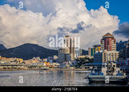 Une vue sur Port Louis City avec ses bâtiments en arrière-plan, posée contre un grand plan d'eau. Banque D'Images