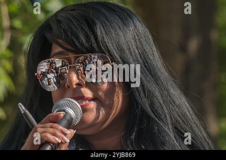 Londres, Royaume-Uni. 15 mai 2018. Une petite partie de la foule se reflète dans ses lunettes alors qu'une femme présente le premier orateur à la grande manifestation organisée tard hier après que la nouvelle du massacre d'hier à Gaza a été annoncée lorsque les gens ont été choqués par les tirs de tirs de tireurs d'élite de l'armée israélienne sur des manifestants non armés qui ont tué 58 personnes et en ont grièvement blessé plus de 2700. La plupart d'entre eux se trouvaient à plusieurs centaines de mètres du mur de séparation et beaucoup ont été abattus dans le dos ou les jambes alors qu'ils s'enfuyaient. Parmi les personnes tuées par des tirs israéliens réels sur ces manifestations et d'autres manifestations récentes, il y a des médecins soignant les blessés A. Banque D'Images