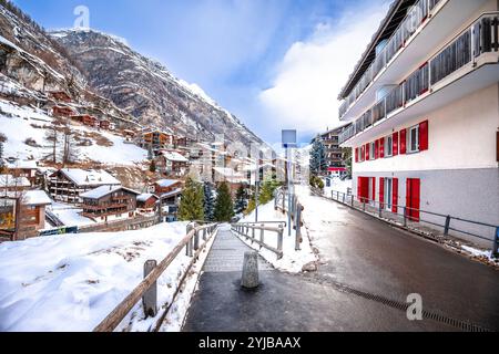 Village idyllique de Zermatt vue sur la rue, destination hivernale de luxe en Suisse Banque D'Images