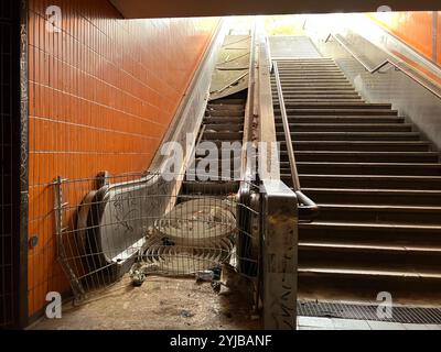 Un escalator cassé et endommagé du passage souterrain du Messedamm près du CCI. Westend, Charlottenburg-Wilmersdorf, Berlin, Allemagne. 5 octobre 2023. Banque D'Images