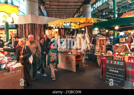 Stands vendant divers aliments de spécialité dans le Borough Market historique à Southwark à Londres au Royaume-Uni en Europe. Banque D'Images