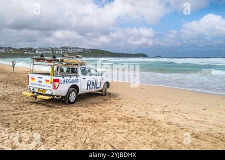 Un véhicule d'intervention d'urgence de la RNLI stationné sur Fistral Beach à Newquay en Cornouailles au Royaume-Uni. Banque D'Images