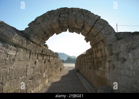 Stade à Olympia. Le tunnel voûté (IIIe siècle av. J.-C.) menant au stade. Grèce. Banque D'Images