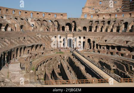 Rome. Colisée. Vue de l'intérieurdu Colisée. Montrer l'hypogée. Banque D'Images