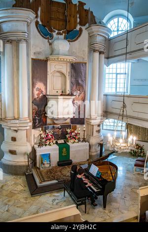 20. Weber-Festival Pokoj, Woiwodschaft Opole, Polen Klavierkonzert des Ravel Piano Duos AM 9. Juni 2023 in der Sophienkirche von Pokoj/Bad Carlsruhe, Woiwodschaft Opole, Polen, im Rahmen des 20. Musikfestivals der historischen Parkanlagen und Gärten zu Ehren von Carl Maria von Weber vom 8 10 Juni 2023 nur zur redaktionellen Verwendung. Banque D'Images