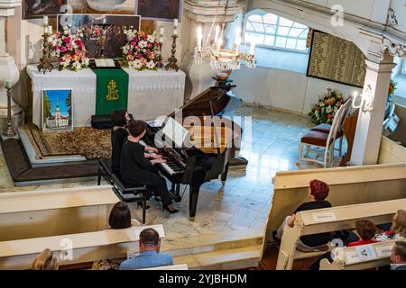 20. Weber-Festival Pokoj, Woiwodschaft Opole, Polen Klavierkonzert des Ravel Piano Duos AM 9. Juni 2023 in der Sophienkirche von Pokoj/Bad Carlsruhe, Woiwodschaft Opole, Polen, im Rahmen des 20. Musikfestivals der historischen Parkanlagen und Gärten zu Ehren von Carl Maria von Weber vom 8 10 Juni 2023 nur zur redaktionellen Verwendung. Banque D'Images