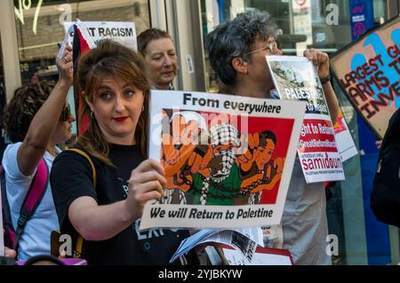 Londres, Royaume-Uni. 19 mai 2018. Une femme tient une affiche montrant des Palestiniens détenant les clés des propriétés dont ils ont été forcés de sortir en 1948. Les manifestants du Groupe communiste révolutionnaire et de la victoire à l'Intifada appellent à la fin de tout soutien britannique à Israël après le massacre barbare par des tireurs d'élite israéliens de manifestants non armés participant à la Grande Marche du retour à Gaza, tuant plus de 60 personnes et blessant grièvement des milliers. De nombreuses armes utilisées pour tuer les manifestants auraient été fournies par des sociétés d'armement britanniques. La manifestation a commencé devant une succursale de Barclays Bank qui hav Banque D'Images