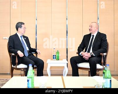 Bakou, Azerbaïdjan. 13 novembre 2024. Le vice-premier ministre chinois Ding Xuexiang, également membre du Comité permanent du Bureau politique du Comité central du Parti communiste chinois, rencontre le président azerbaïdjanais Ilham Aliyev à Bakou, la capitale de l'Azerbaïdjan, le 13 novembre 2024. Crédit : Yan Yan/Xinhua/Alamy Live News Banque D'Images