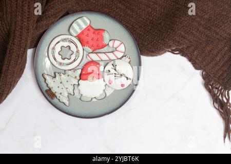 Assiette avec de savoureux biscuits de pain d'épices faits maison de Noël, vue de dessus, plat avec espace pour vos salutations de Noël, concept de vacances d'hiver desserts an Banque D'Images