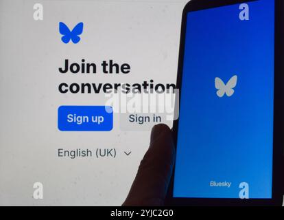 Londres, Royaume-Uni. 14 novembre 2024. Bluesky, la plateforme de médias sociaux, a connu une forte augmentation de nouveaux utilisateurs à la suite des élections américaines, avec un million de nouveaux inscriptions au cours de la semaine écoulée, portant le total actuel à 15 millions d’utilisateurs. La plate-forme est actuellement classée numéro un dans l'App Store d'Apple, de nombreux utilisateurs cherchant une alternative au X d'Elon Musk, anciennement Twitter, qui a été critiqué pour son « contenu toxique » et sa désinformation. Crédit : Vuk Valcic/Alamy Live News Banque D'Images