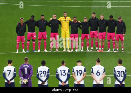 Joueurs d'Ipswich Town pendant la minute de silence pour le souvenir dimanche - Tottenham Hotspur v Ipswich Town, premier League, Tottenham Hotspur Stadium, Londres, Royaume-Uni - 10 novembre 2024 usage éditorial uniquement - les restrictions DataCo s'appliquent Banque D'Images