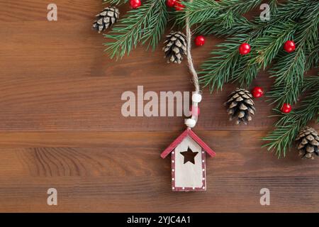 Décoration de Noël Maison en bois sur fond en bois. Monture ECO Natural. Espace pour le texte. Copier l'espace Banque D'Images