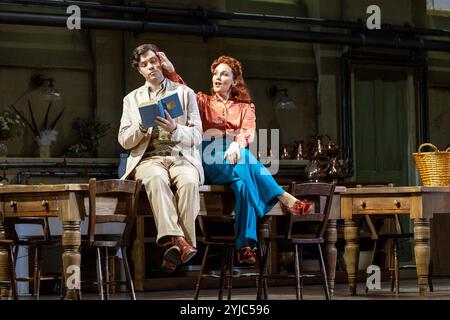 Londres, Royaume-Uni. 13 novembre 2024. Thomas Atkins (Nemorino), Rhian lois (Adina) dans la nouvelle production anglaise de l’Opéra National de Donizetti L’ÉLIXIR DE L’AMOUR, qui s’ouvrira au London Coliseum le vendredi 15 novembre et durera 8 représentations jusqu’au 5 décembre. Réalisé par Harry Fehr, il est encadré comme un épisode de sitcom télévisée, se déroulant pendant la seconde Guerre mondiale sur une belle maison de campagne anglaise composée de Land Girls et de locaux. Crédit : Donald Cooper/Alamy Live News Banque D'Images