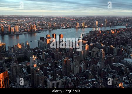 Horizon de Manhattan au coucher du soleil sur l'East River Banque D'Images