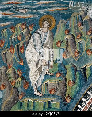 Mosaïque de Moïse desserrant sandale sur Mt. Horeb ou Sinaï à l'ordre de Dieu de brousse brûlante dans la Basilique San vitale. Musée : SAN VITALE, Ravena, ITALIE. Banque D'Images