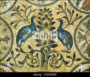 L'allégorie de l'arbre de vie avec oiseaux posés sur les branches pavement en mosaïques de la Basilique Aquileia 4ème ANNONCE de siècle. Basilique Aquileia, Italie. Banque D'Images