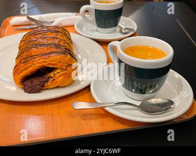 Gâteau à pâte feuilletée avec tasses de café. Banque D'Images