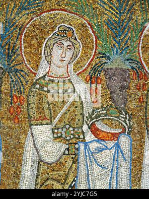 Mosaïque de procession des Vierges Sainte Justina portant le symbole de la couronne de martyr à Saint Apollinare NuovoVIème siècle après JC. San Apollinare Nuovo, Ravenne. Musée : San Apollinare Nuovo, Ravena, ITALIE. Banque D'Images