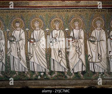 Mosaïque de procession des martyrs Saint Ciprian, Jean Cassian, Jean Paul et vitale portant la couronne à Saint. San Apollinare Nuovo Ravenna. Musée : San Apollinare Nuovo, Ravena, ITALIE. Banque D'Images