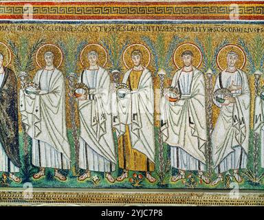 Mosaïque de cortège des martyrs Saint Clément, Sistus, Lawrence, Hippolyte, Cornelius portant la couronne . San Apollinare Nuovo Ravenna. Musée : San Apollinare Nuovo, Ravena, ITALIE. Banque D'Images