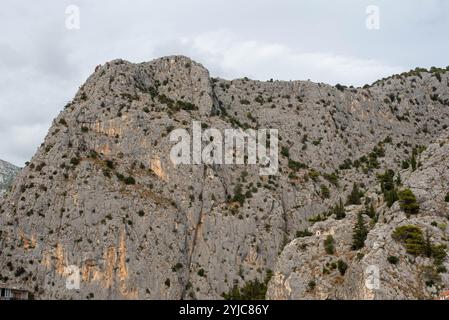 Vue imprenable sur les montagnes entourant la ville d'omis, Croatie, avec un beau paysage mêlant des sommets rocheux et une végétation luxuriante. Banque D'Images