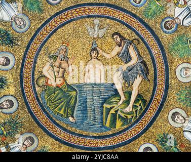 Coupole de mosaïque Baptême du Christ par Jean Baptiste avec le dieu de la Rivière de Jordanie à Baptistère des Ariens, construit Théodoric. Banque D'Images