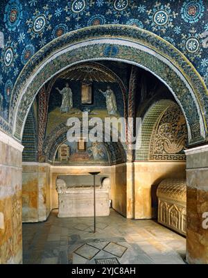 Intérieur avec vue générale de mosaïques et tombeau dans le mausolée Galla Placidia, Vème siècle après Ravenne. Musée : Mausoleo Galla Placidia, Ravena, ITALIE. Banque D'Images