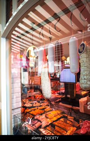 Assortiment de viandes exposées dans une vitrine de boucherie hollandaise à Alkmaar, reflétant la charcuterie traditionnelle et la culture culinaire locale. Banque D'Images