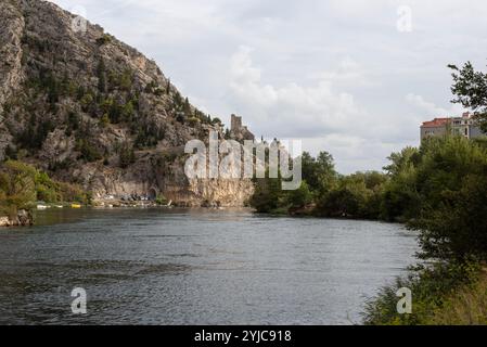 Vue sur omis de la ville de la rivière Cetina, Croatie, avec la rivière pittoresque qui coule à travers la vallée, entourée de montagnes escarpées et de l'omble de la ville Banque D'Images