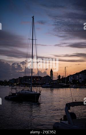 Ciel nocturne sur la mer avec des yachts amarrés, surplombant la ville d'omis, Croatie. Banque D'Images