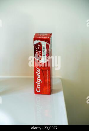 Paris, France - 6 novembre 2020 : boîte de dentifrice Colgate Max White Expert sur un comptoir, mettant l'accent sur les soins dentaires et le blanchiment avec une formule de qualité professionnelle Banque D'Images