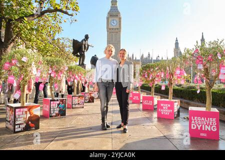 USAGE ÉDITORIAL SEULEMENT Rebecca Willcox (à gauche), la fille de Dame Esther Rantzen, et Kim Leadbeater visitent des arbres portant 650 vœux mourants placés à Parliament Square, Londres, par Dignity in Dying, un groupe de campagne soutenant la légalisation de l'aide à mourir pour les adultes mentalement malades en phase terminale, en prévision du débat de la Chambre des communes du 29 novembre sur le projet de loi d'initiative parlementaire de Kim Leadbeater sur l'aide à mourir. Date de la photo : jeudi 14 novembre 2024. Média PA. Leur campagne «My Dying Wish» a recueilli les souhaits de personnes en phase terminale, qui ont été attachés à 17 arbres, symbolisant th Banque D'Images