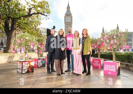 USAGE ÉDITORIAL EXCLUSIF (de gauche à droite) Nathaniel Dye, Sophie Blake, Anil Douglas, Josie Kemp et Zoe Marley visitent des arbres portant 650 vœux mourants placés à Parliament Square, Londres, par Dignity in Dying, un groupe de campagne soutenant la légalisation de l'aide à mourir pour les adultes en phase terminale et mentalement compétents en prévision du débat de la Chambre des communes du 29 novembre sur le projet de loi d'initiative parlementaire de Kim Leadbeater sur l'aide à mourir. Date de la photo : jeudi 14 novembre 2024. Média PA. Leur campagne «My Dying Wish» a recueilli les souhaits de personnes en phase terminale, qui ont été attachés à 17 arbres, SY Banque D'Images