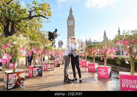 USAGE ÉDITORIAL SEULEMENT Rebecca Willcox (à gauche), la fille de Dame Esther Rantzen, et Kim Leadbeater visitent des arbres portant 650 vœux mourants placés à Parliament Square, Londres, par Dignity in Dying, un groupe de campagne soutenant la légalisation de l'aide à mourir pour les adultes mentalement malades en phase terminale, en prévision du débat de la Chambre des communes du 29 novembre sur le projet de loi d'initiative parlementaire de Kim Leadbeater sur l'aide à mourir. Date de la photo : jeudi 14 novembre 2024. Média PA. Leur campagne «My Dying Wish» a recueilli les souhaits de personnes en phase terminale, qui ont été attachés à 17 arbres, symbolisant th Banque D'Images