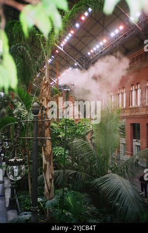 VESTIBULO CENTRAL CON PLANTAS DE LA ESTACION DE ATOCHA - JARDIN TROPICAL. Auteur: RAFAEL MONEO. EMPLACEMENT: ESTACION DE ATOCHA. MADRID. ESPAGNE. Banque D'Images