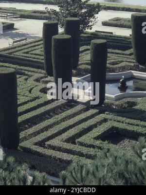 JARDINES DE SABATINI O DE LAS CABALLERIZAS REALIZADOS ENTRE 1933 Y 1934. AUTEUR : FERNANDO GARCIA MERCADAL (1896-1986). LIEU : PALACIO REAL-JARDINES. MADRID. ESPAGNE. Banque D'Images