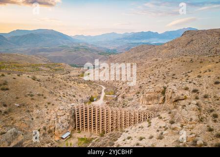 Vue aérienne du paysage authentique barrage de contrôle de la boue dans le village d'Areni, Arménie. Structure de barrage de REGULATION du DEBIT de boue dans une vallée Banque D'Images