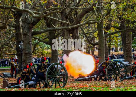 Londres, Royaume-Uni. 14 novembre 2024. Les canons tirent à blanc - King's Troop Royal Horse Artillery célébrations militaires à Londres pour l'anniversaire de sa Majesté le Roi. Ils ont tiré un Salute de 41 canons à partir de 6 canons à Green Park. Crédit : Guy Bell/Alamy Live News Banque D'Images